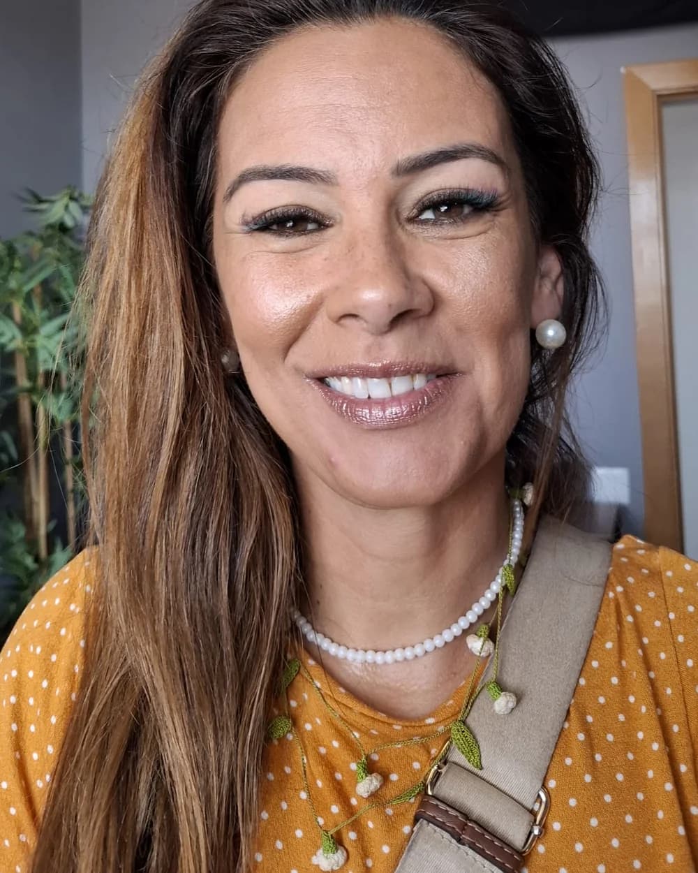 Michele Furiski sorrindo, de blusa mostarda